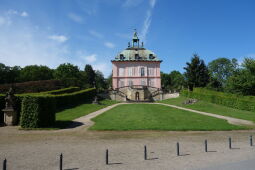 Blick auf die südliche Fassade des Fasanenschlösschens in der Fasanerie des Schlossparks von Moritzburg.