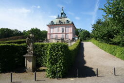 Blick auf die südliche Fassade des Fasanenschlösschens in der Fasanerie des Schlossparks von Moritzburg.