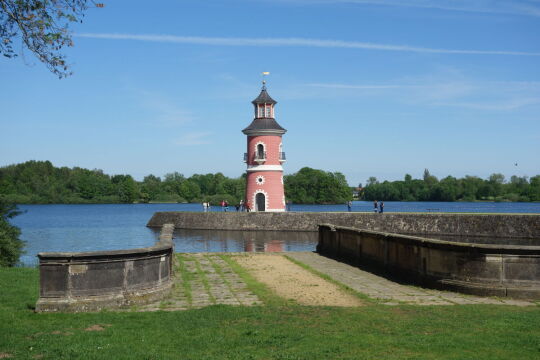 Der Leuchtturm am Moritzburger Großteich bei Moritzburg.