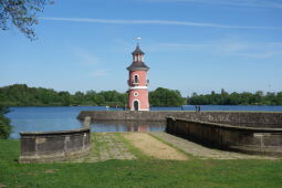 Der Leuchtturm am Moritzburger Großteich bei Moritzburg.