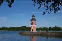 Der Leuchtturm am Moritzburger Großteich bei Moritzburg.