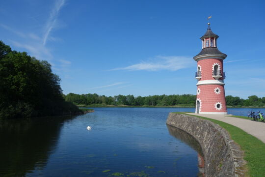 Der Leuchtturm am Moritzburger Großteich bei Moritzburg.