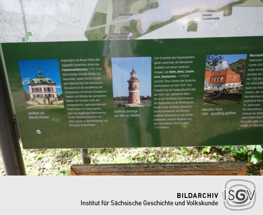 Infotafel zur Geschichte der Fasanerie und des Leuchtturms am Moritzburger Großteich bei Moritzburg.