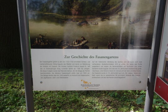 Infotafel zur Geschichte der Fasanerie und des Leuchtturms am Moritzburger Großteich bei Moritzburg.