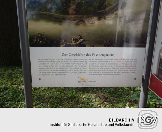 Infotafel zur Geschichte der Fasanerie und des Leuchtturms am Moritzburger Großteich bei Moritzburg.