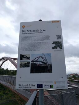 Infotafel zur Schlossbrücke am Elberadweg in Riesa.