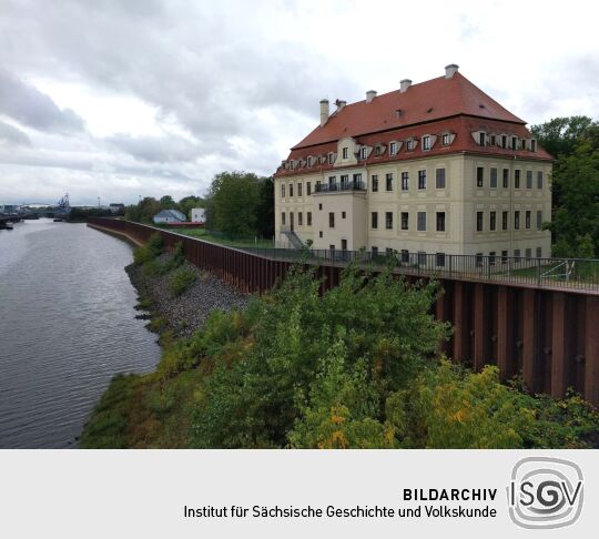 Das Schloss Gröba an der Döllnitzmündung und der Einfahrt des Riesaer Hafens.