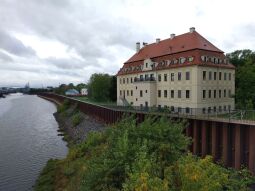 Das Schloss Gröba an der Döllnitzmündung und der Einfahrt des Riesaer Hafens.