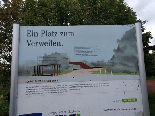 Infotafel zur Aussichtsplattform Hafenwächter am Elberadweg in Riesa.