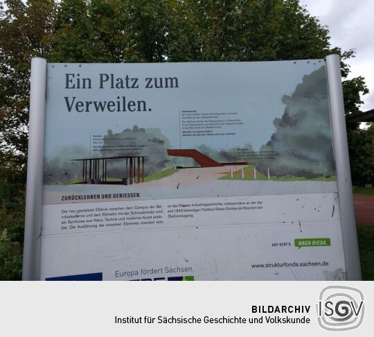 Infotafel zur Aussichtsplattform Hafenwächter am Elberadweg in Riesa.