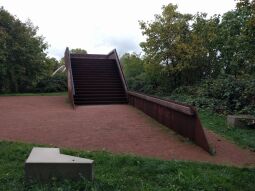 Die Aussichtsplattform Hafenwächter am Elberadweg in Riesa.