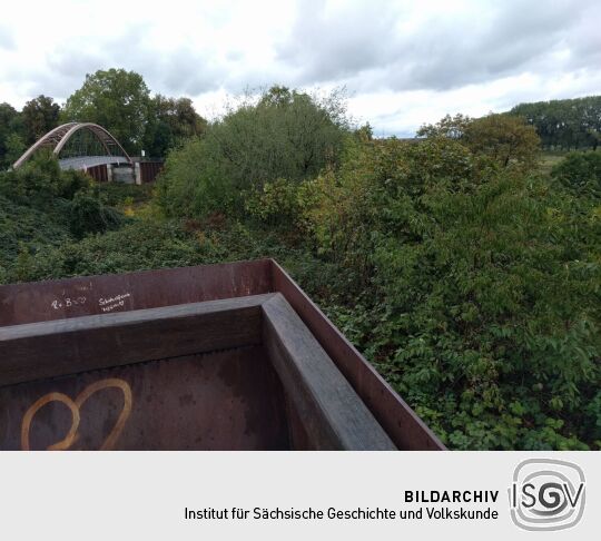 Blick von der Aussichtsplattform Hafenwächter am Elberadweg zur Schlossbrücke in Riesa.