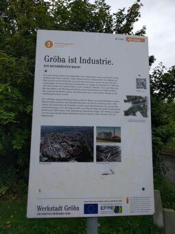 Infotafel zur Geschichte von Gröba am Elberadweg in Riesa.