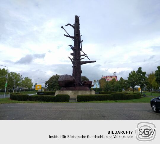 Die Skulptur Elbquelle von Jörg Immendorff in Riesa.