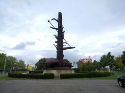 Die Skulptur Elbquelle von Jörg Immendorff in Riesa.