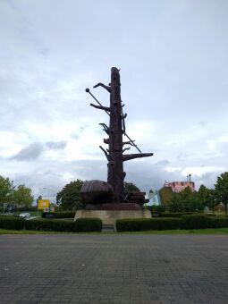 Die Skulptur Elbquelle von Jörg Immendorff in Riesa.