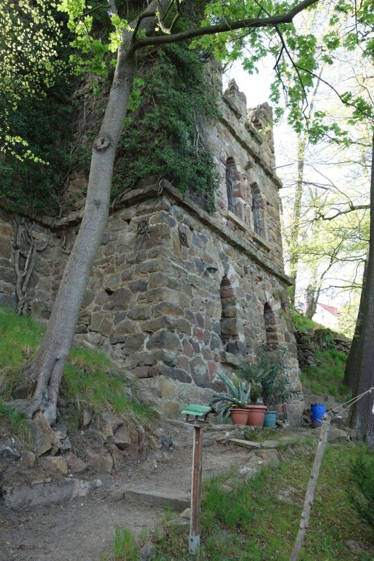 Die künstliche Ruine im Hanggarten an der Gattersburg in Grimma.
