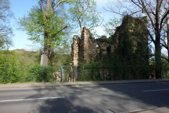 Die künstliche Ruine im Hanggarten an der Gattersburg in Grimma.