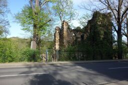 Die künstliche Ruine im Hanggarten an der Gattersburg in Grimma.