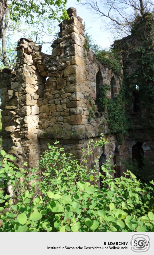 Die künstliche Ruine im Hanggarten an der Gattersburg in Grimma.