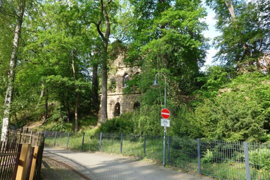 Die künstliche Ruine im Hanggarten an der Gattersburg in Grimma.