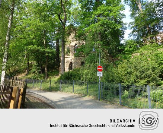 Die künstliche Ruine im Hanggarten an der Gattersburg in Grimma.