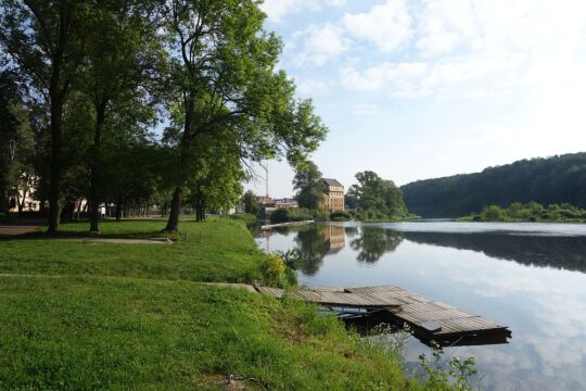 Blick an der Mulde entlang zur Großmühle in Grimma.
