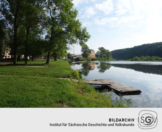 Blick an der Mulde entlang zur Großmühle in Grimma.