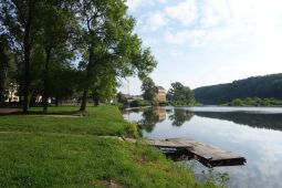 Blick an der Mulde entlang zur Großmühle in Grimma.