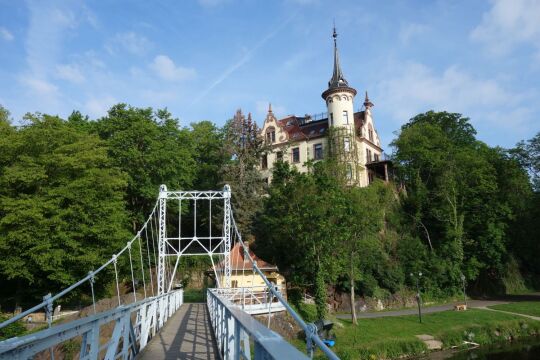 Blick von der Hängebrücke über die Mulde zum Hotel Gattersburg in Grimma.