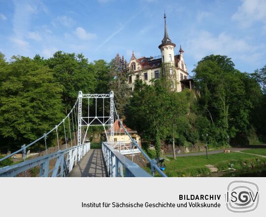 Blick von der Hängebrücke über die Mulde zum Hotel Gattersburg in Grimma.