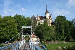 Blick von der Hängebrücke über die Mulde zum Hotel Gattersburg in Grimma.