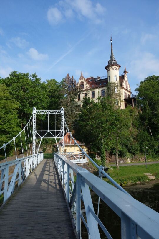 Blick von der Hängebrücke über die Mulde zum Hotel Gattersburg in Grimma.
