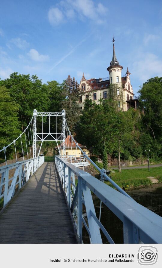 Blick von der Hängebrücke über die Mulde zum Hotel Gattersburg in Grimma.
