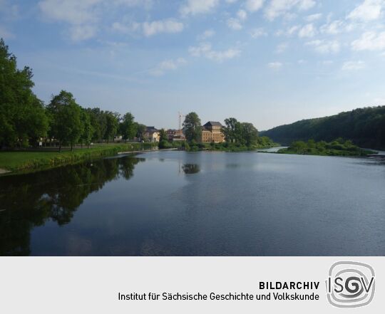 Blick an der Mulde entlang zur Großmühle in Grimma.