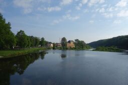 Blick an der Mulde entlang zur Großmühle in Grimma.