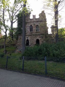 Die künstliche Ruine im Hanggarten an der Gattersburg in Grimma.