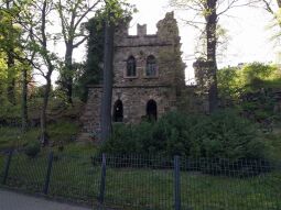 Die künstliche Ruine im Hanggarten an der Gattersburg in Grimma.