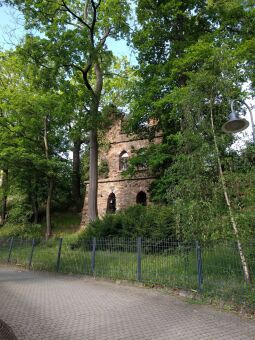 Die künstliche Ruine im Hanggarten an der Gattersburg in Grimma.