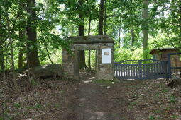 Der Zugang zur sogenannten Blechburg auf der Höhe von Radebeul-Oberlössnitz.