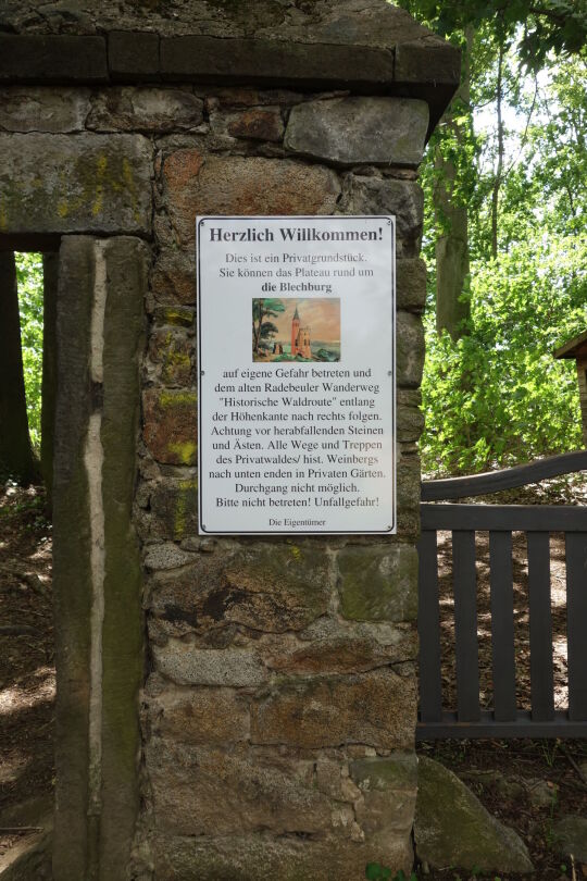 Infotafel am Zugang zur sogenannten Blechburg auf der Höhe von Radebeul-Oberlössnitz.