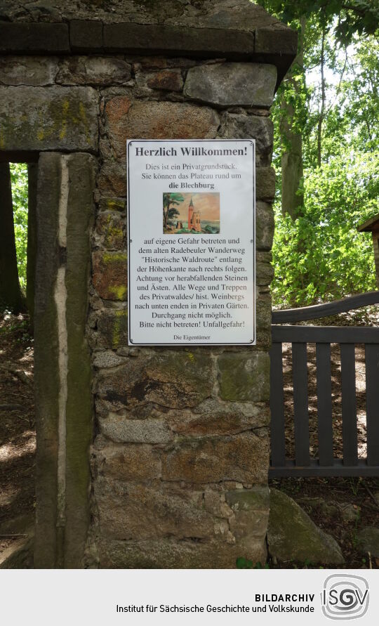 Infotafel am Zugang zur sogenannten Blechburg auf der Höhe von Radebeul-Oberlössnitz.