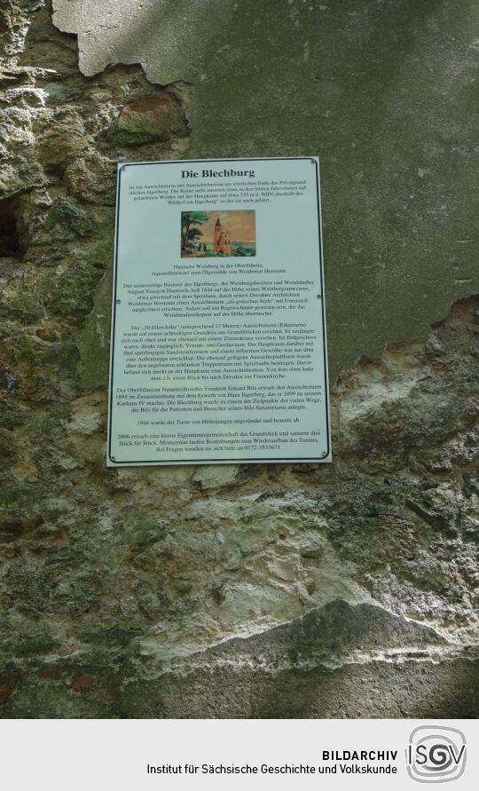 Infotafel an der sogenannten Blechburg auf der Höhe von Radebeul-Oberlössnitz.