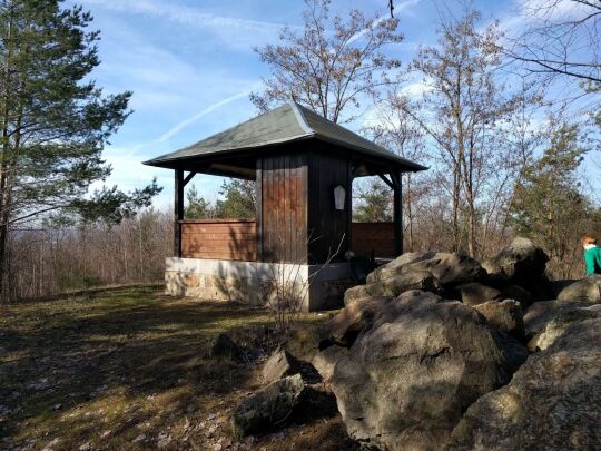 Die Schutzhütte auf dem Aussichtspunkt Fuchsberg in Weinböhla.
