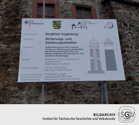 Infotafel am Bergfried von Schloß Voigtsberg in Oelsnitz/Vogtl.-Voigtsberg.