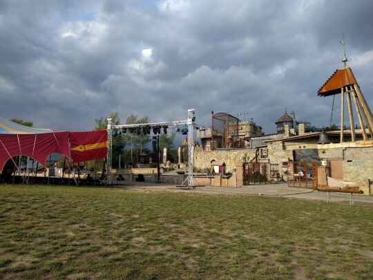 Die Jacubzburg in Mortka (Gemeinde Lohsa) – eine Freizeitanlage in mittelalterlicher Optik mit Übernachtungsmöglichkeiten im Lausitzer Seenland.