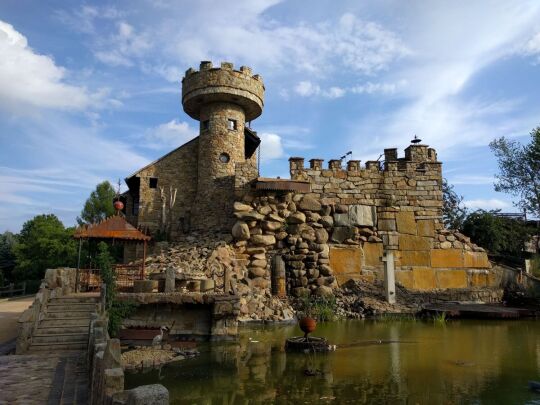 Die Jacubzburg in Mortka (Gemeinde Lohsa) – eine Freizeitanlage in mittelalterlicher Optik mit Übernachtungsmöglichkeiten im Lausitzer Seenland.