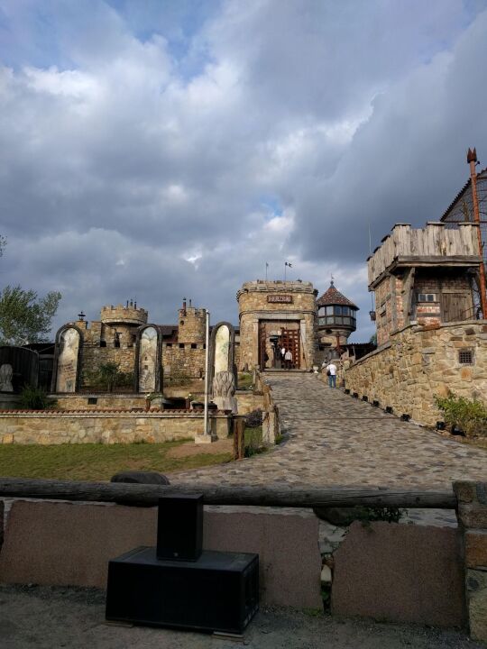 Die Jacubzburg in Mortka (Gemeinde Lohsa) – eine Freizeitanlage in mittelalterlicher Optik mit Übernachtungsmöglichkeiten im Lausitzer Seenland.