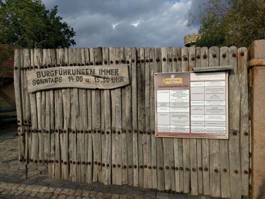 Die Jacubzburg in Mortka (Gemeinde Lohsa) – eine Freizeitanlage in mittelalterlicher Optik mit Übernachtungsmöglichkeiten im Lausitzer Seenland.