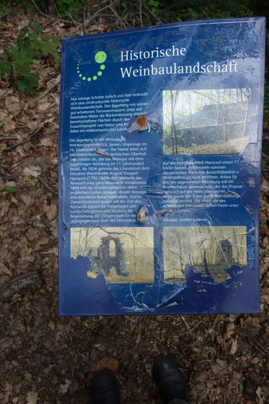 Infotafel zur Bedeutung des kulturhistorischen Bedeutung des Jägerberges am Aussichtspunkt Radebeul.